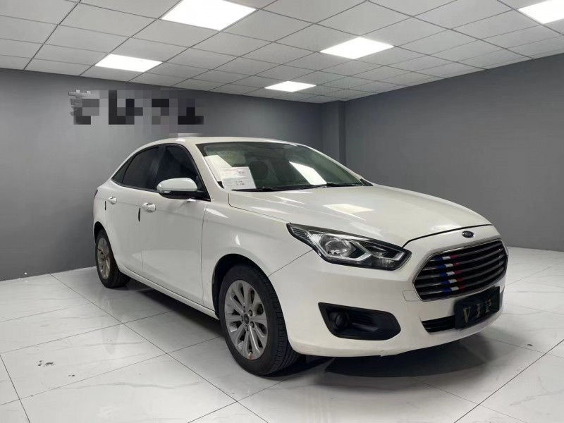 成都18年福特福睿斯2