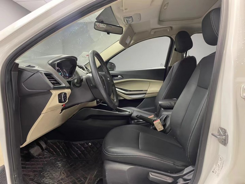 成都18年福特福睿斯4