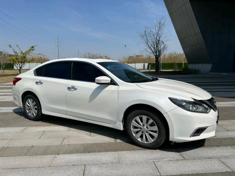 盐城17年日产天籁3