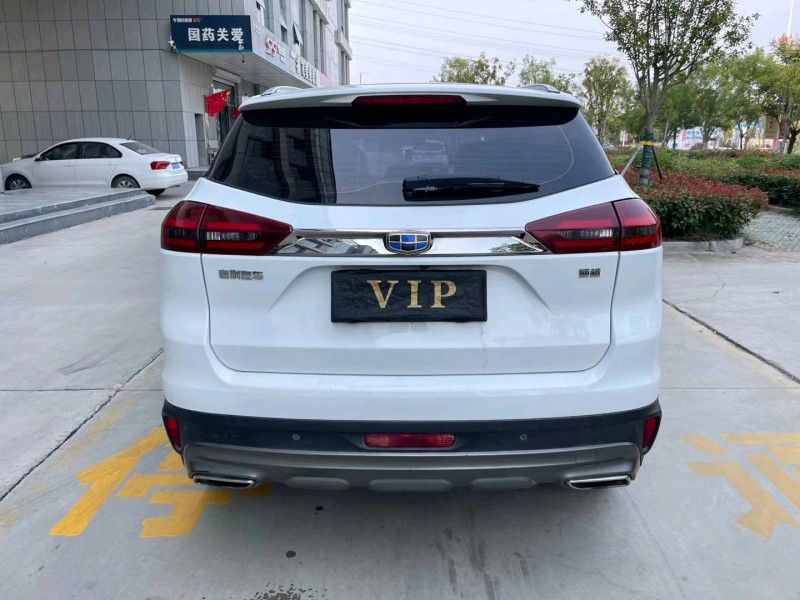 济宁19年吉利博越5