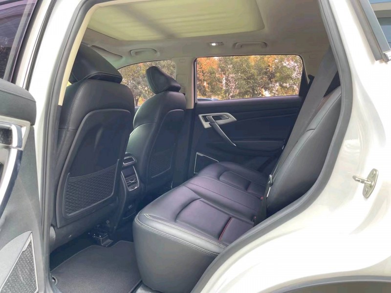 济宁19年吉利博越8