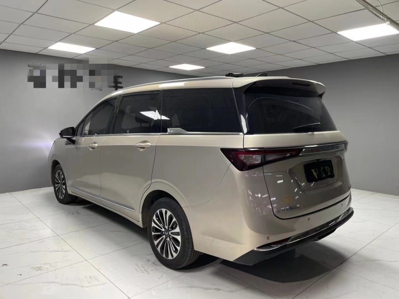成都22年五菱汽車佳辰8