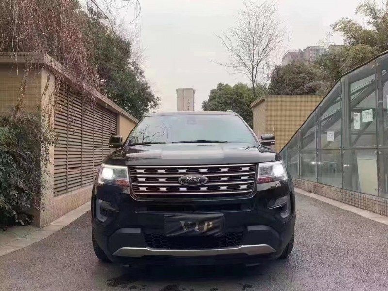 成都17年福特探险者1