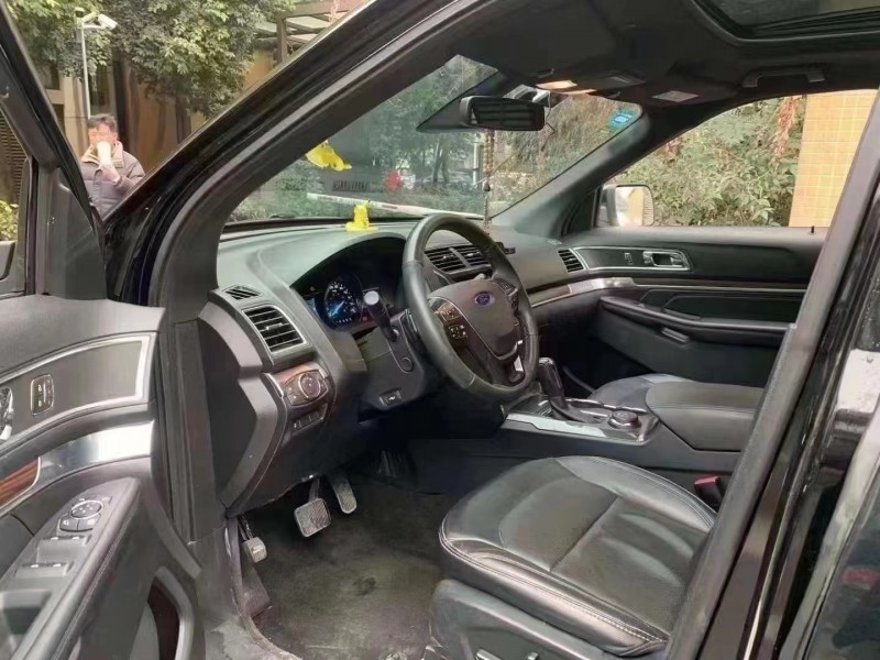 成都17年福特探险者4