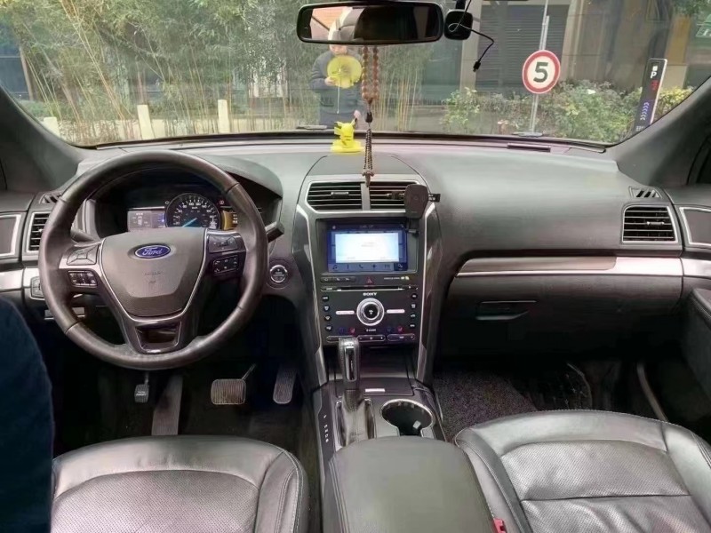 成都17年福特探险者5