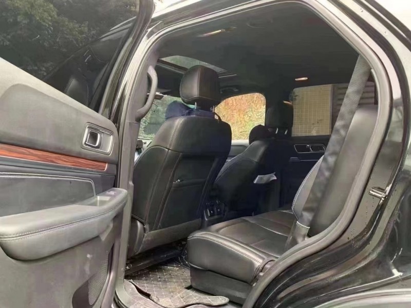 成都17年福特探险者6