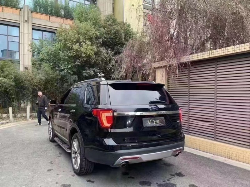 成都17年福特探险者8