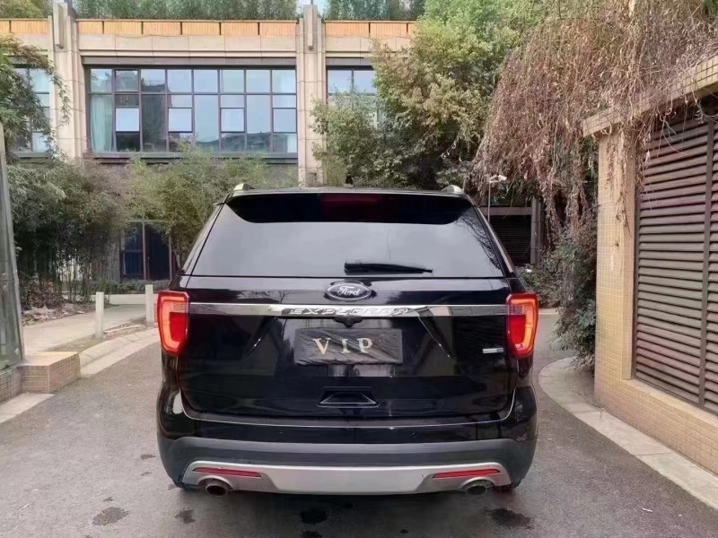 成都17年福特探险者9