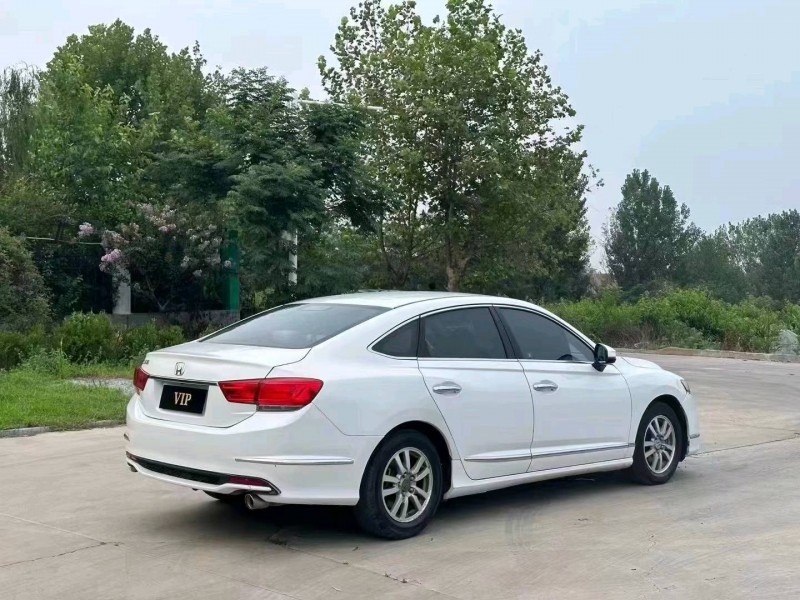 青岛16年本田思铂睿8