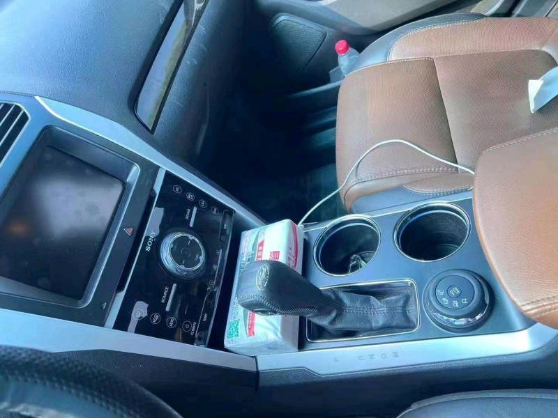 东营16年福特探险者8