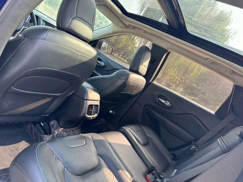 枣庄18年Jeep自由光2