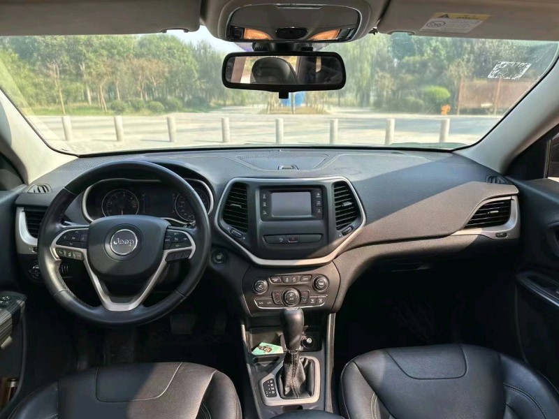 枣庄18年Jeep自由光5