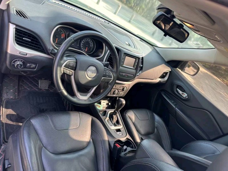 枣庄18年Jeep自由光8