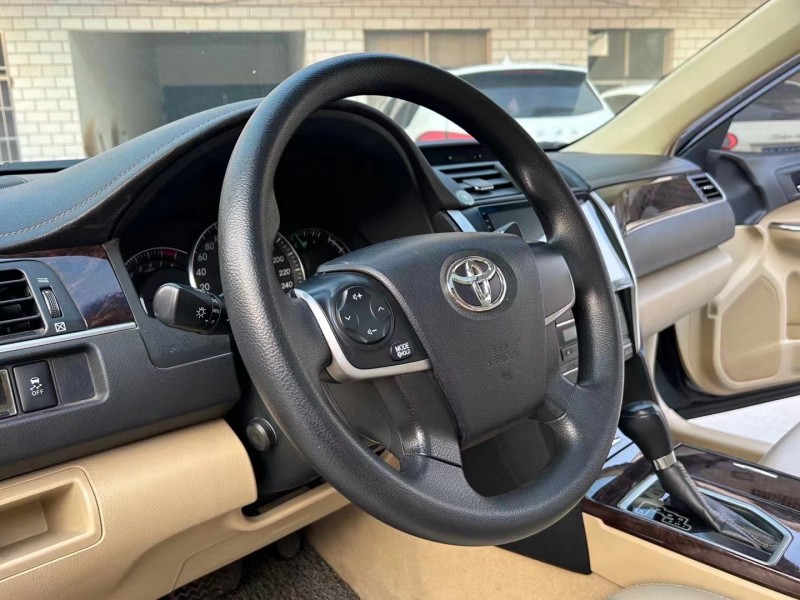 济宁17年丰田凯美瑞5