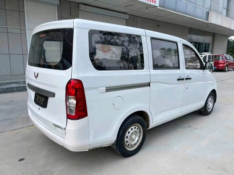 棗莊18年五菱汽車榮光8