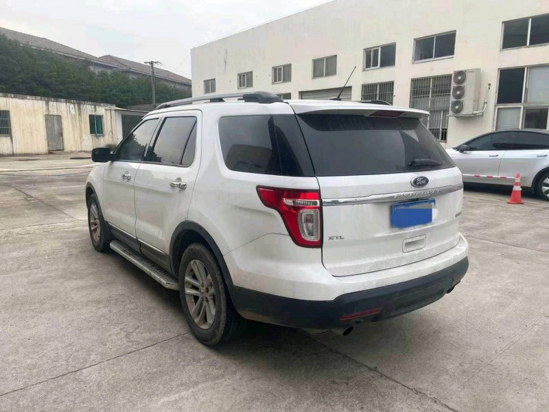 常州15年福特探险者3