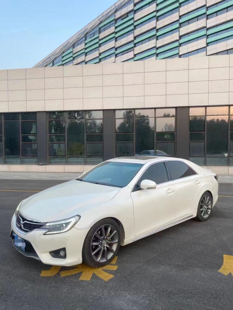 济宁14年丰田锐志2