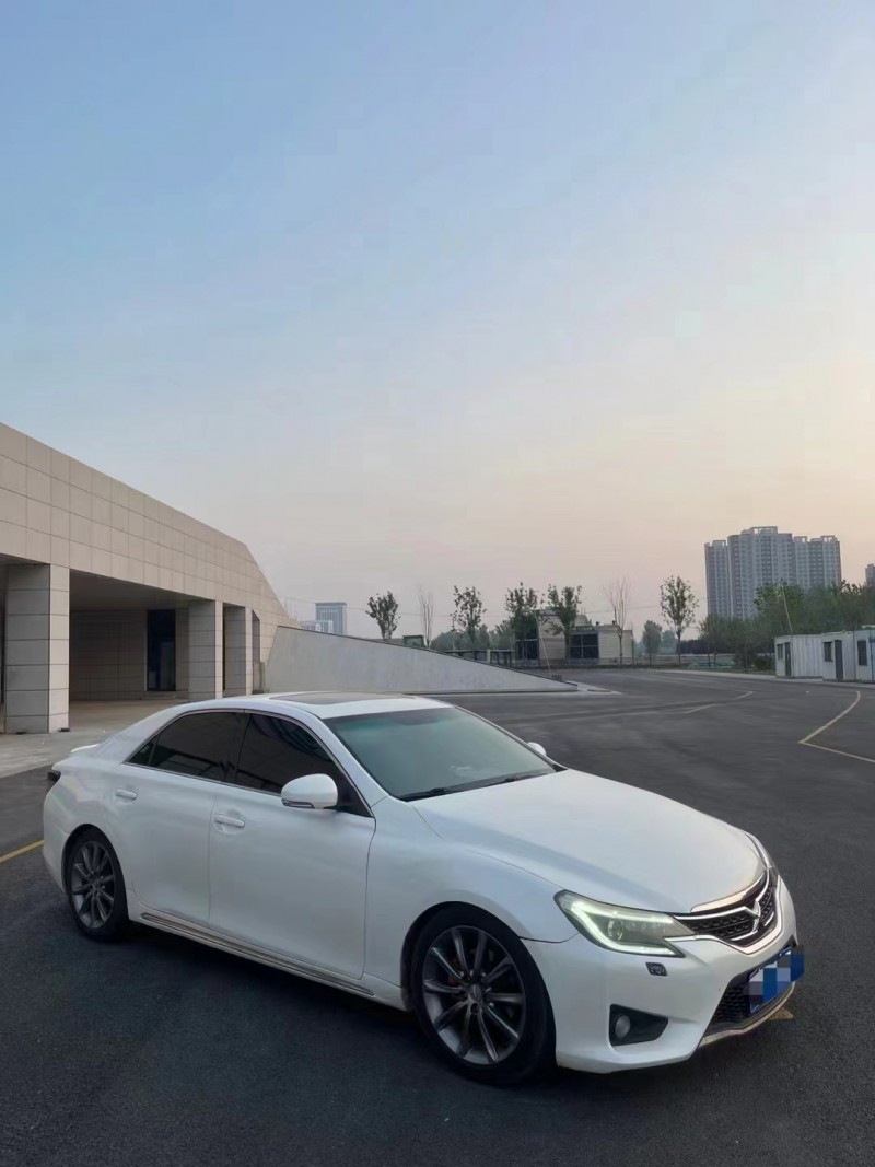 济宁14年丰田锐志3