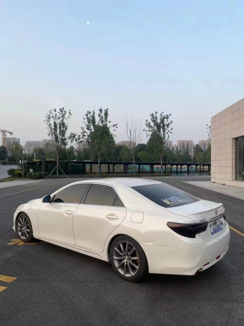 济宁14年丰田锐志5