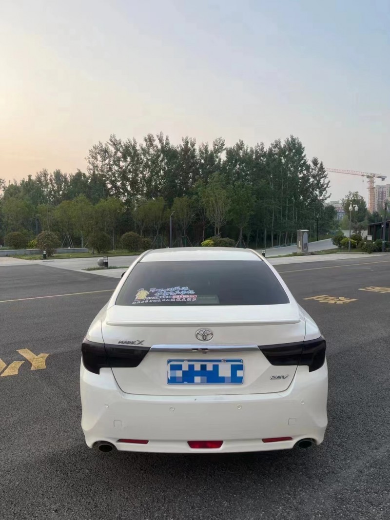 济宁14年丰田锐志9