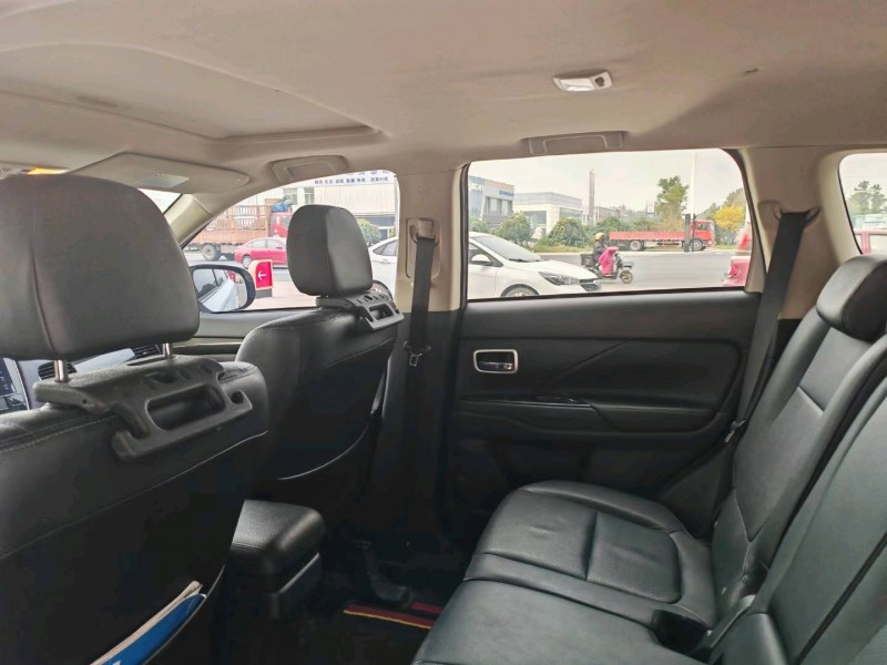 保定18年三菱欧蓝德6