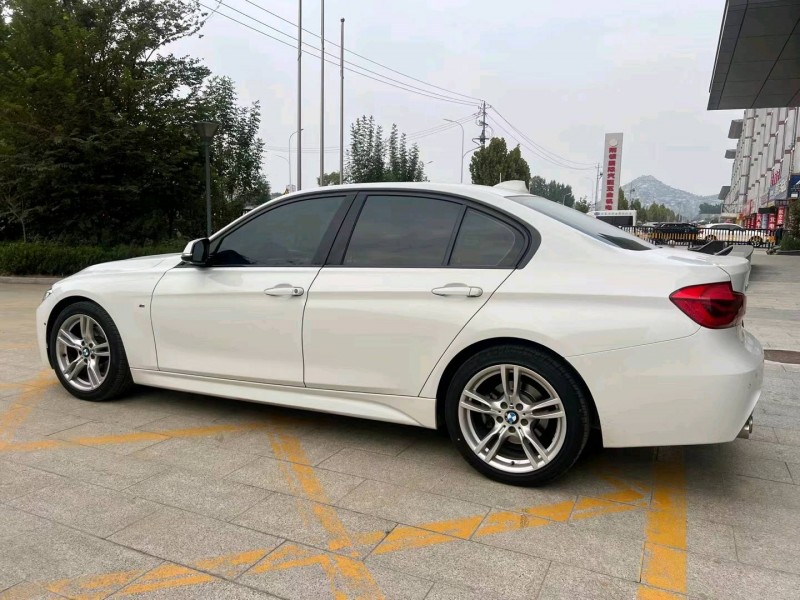 济宁19年宝马3系8