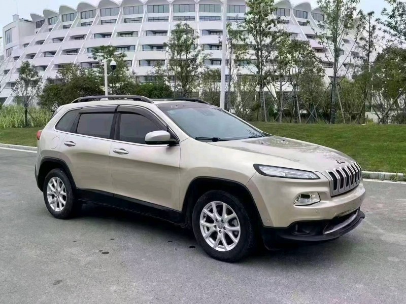 嘉兴16年Jeep自由光2