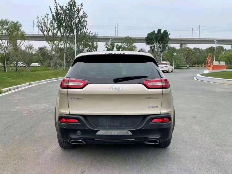 嘉兴16年Jeep自由光6