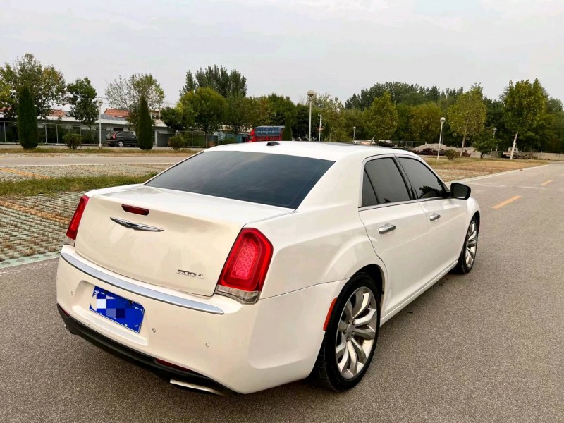 濱州16年克萊斯勒300C8