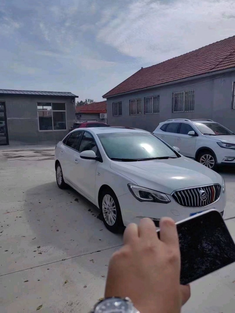 青岛17年别克英朗3