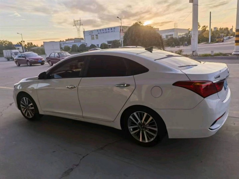 保定17年现代名图5