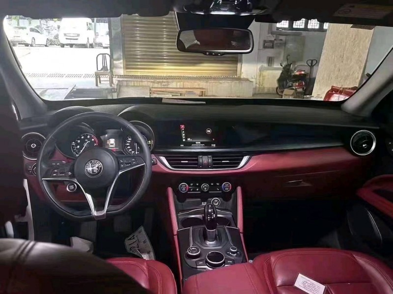 嘉兴19年阿尔法·罗密欧Stelvio6