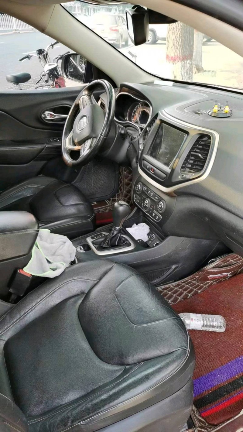 邯郸17年Jeep自由光5