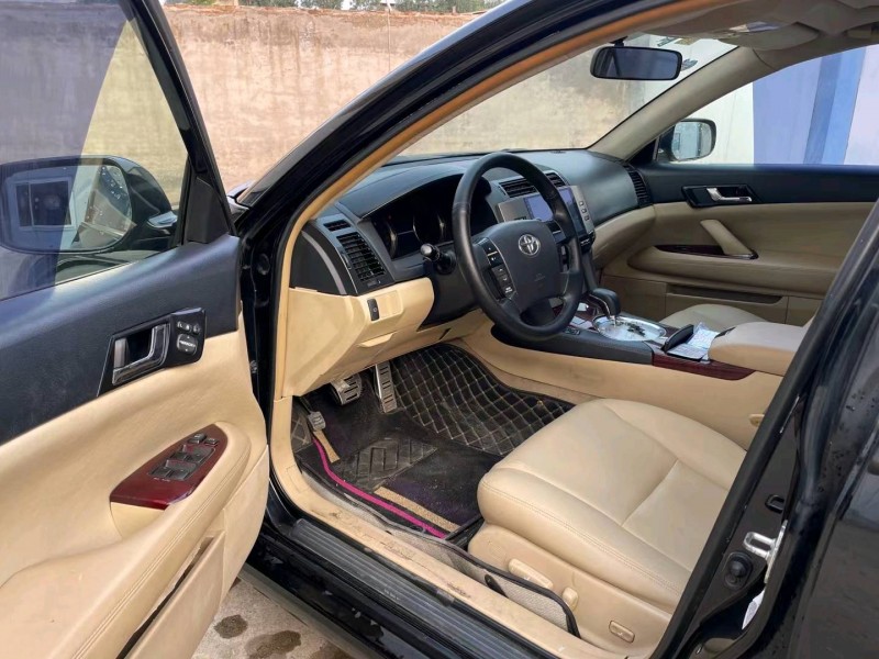 济宁10年丰田锐志5