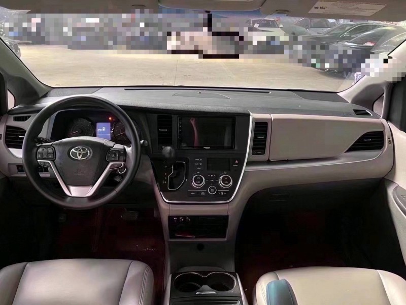 济宁18年丰田塞纳4