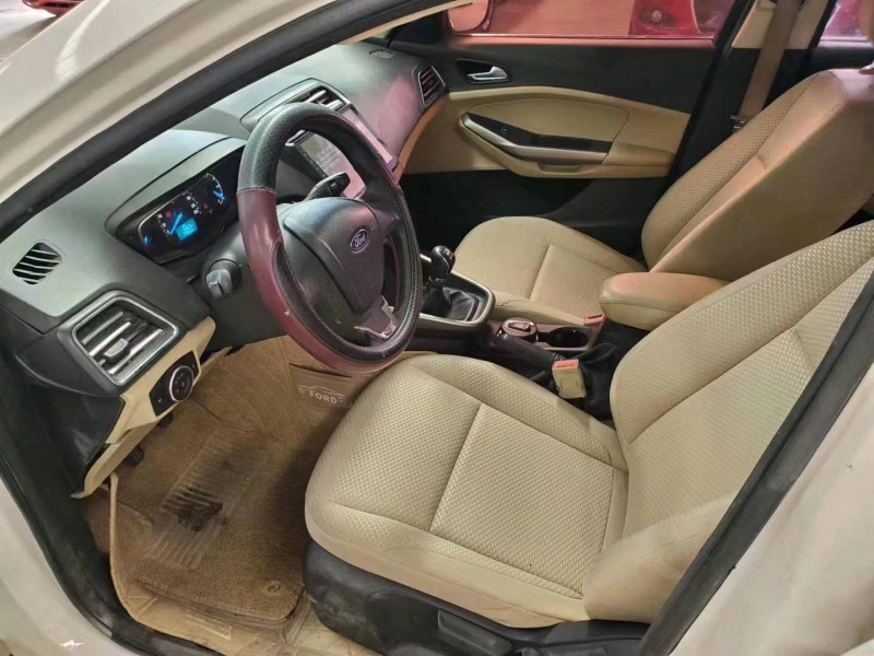 济宁17年福特福睿斯5