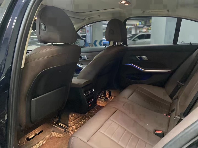 成都21年宝马3系8