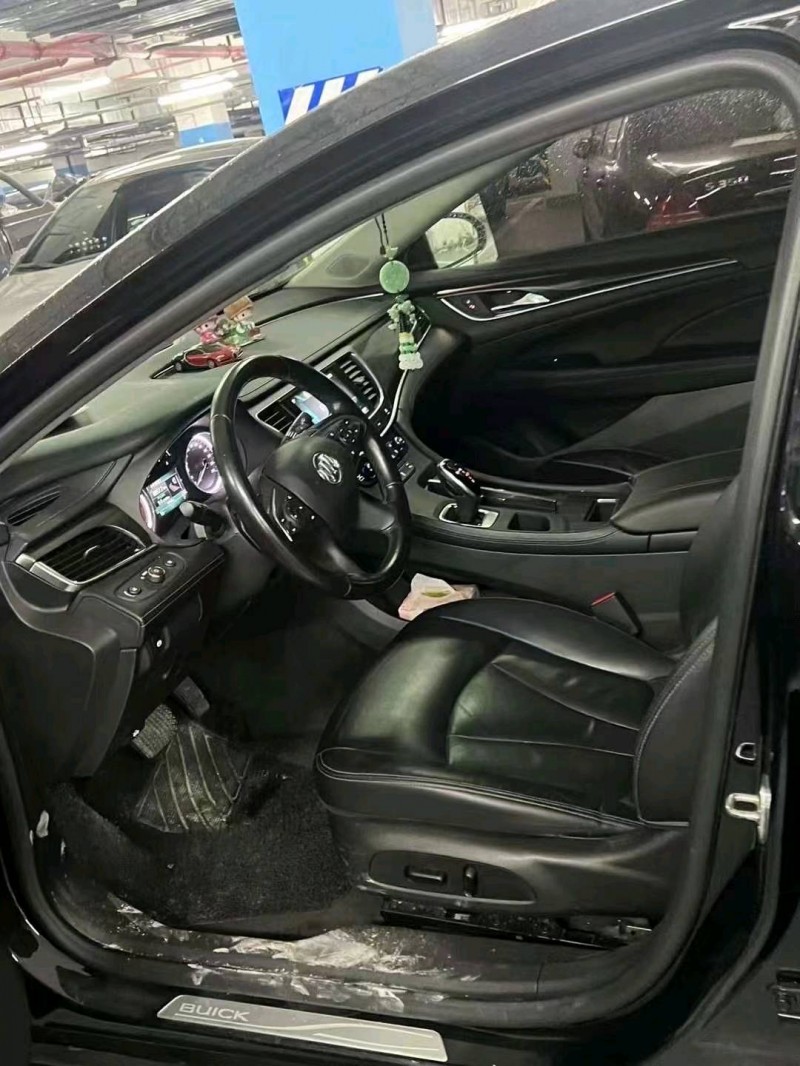 重庆18年别克君越2