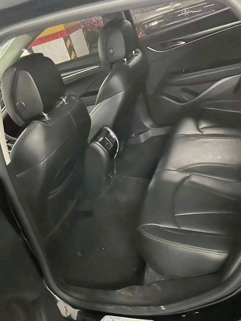 重庆18年别克君越7