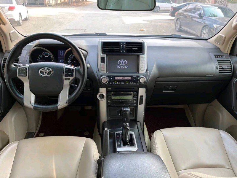 保定12年丰田普拉多8