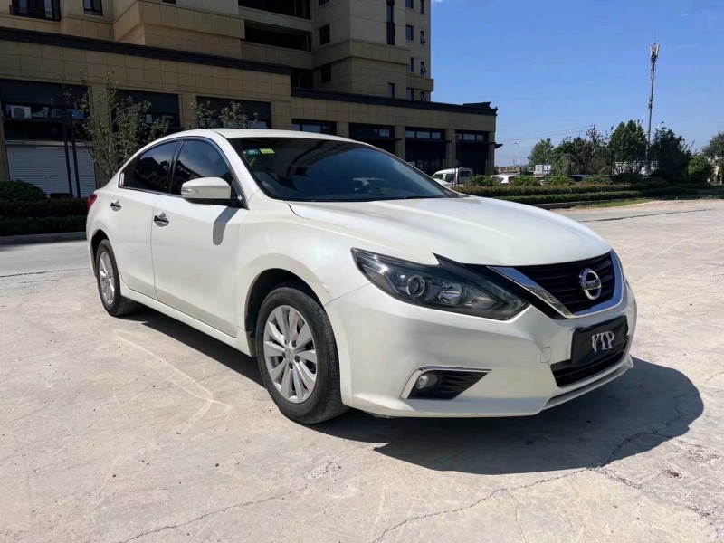 济宁17年日产天籁3