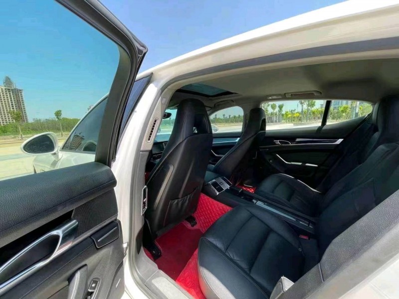 保定12年保时捷帕拉梅拉3