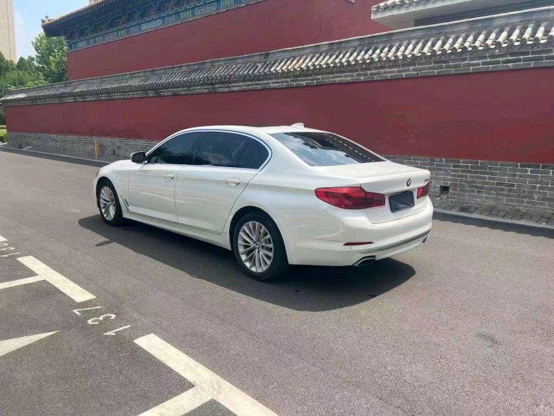 济宁19年宝马5系8