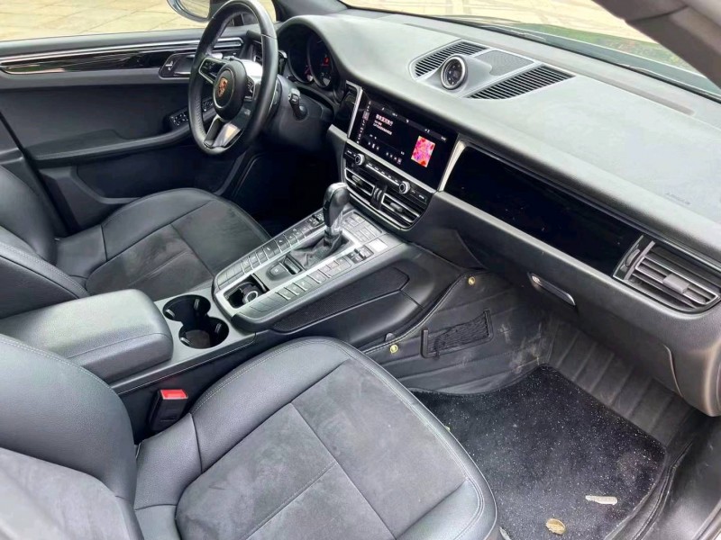 济宁19年保时捷Macan7