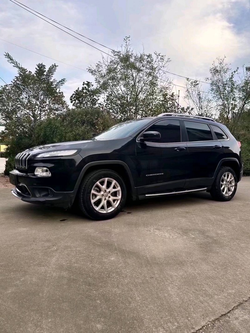 枣庄18年Jeep自由光2