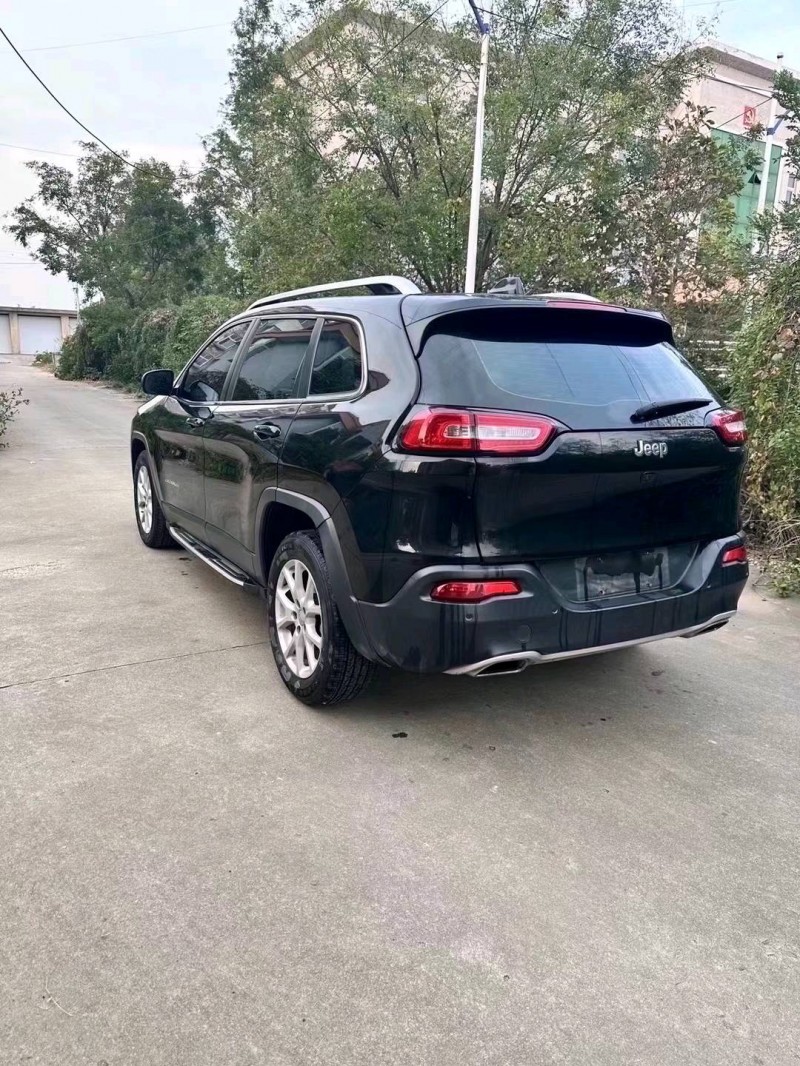 枣庄18年Jeep自由光3