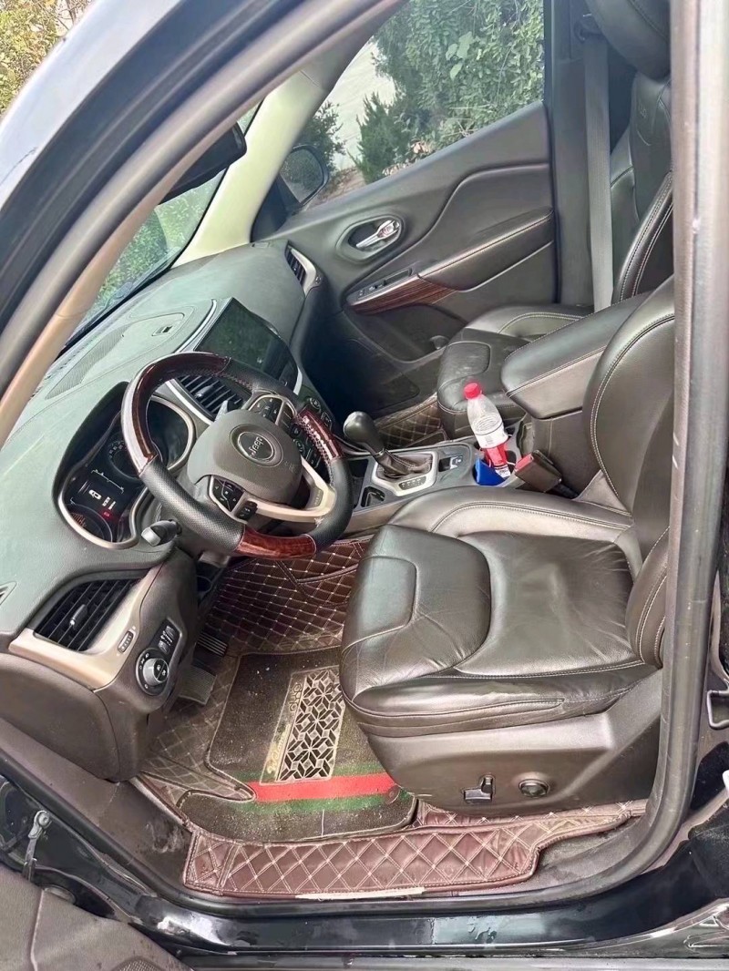 枣庄18年Jeep自由光5