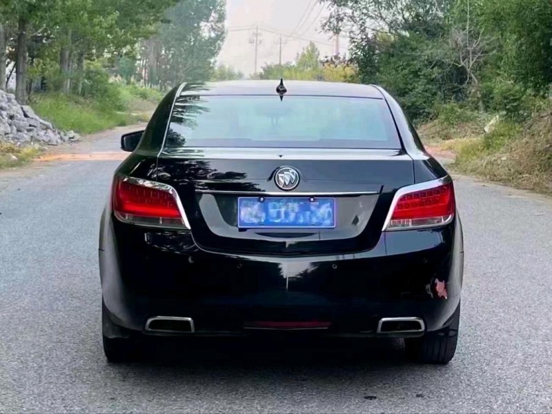 青岛12年别克君越6