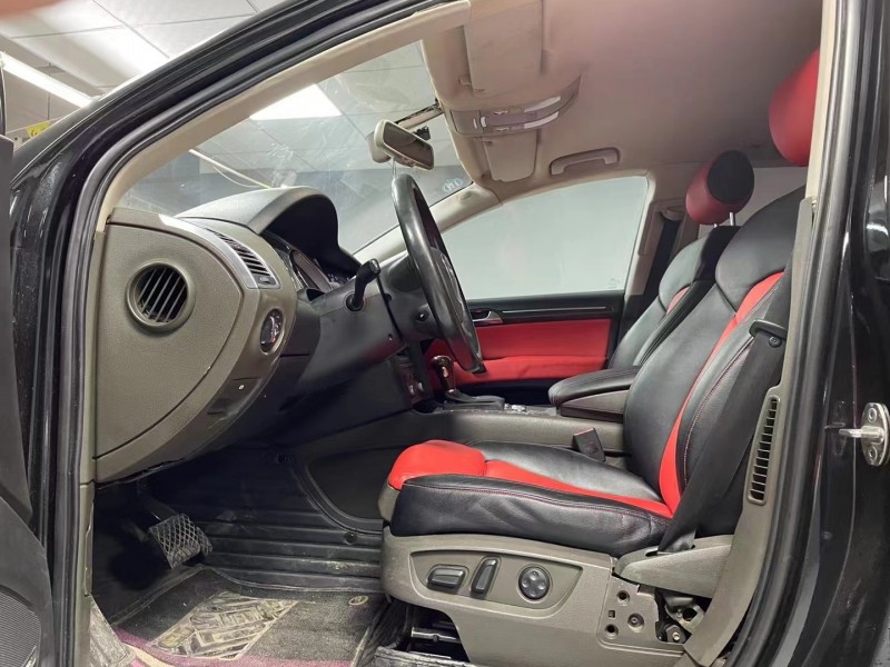 成都12年奥迪Q78