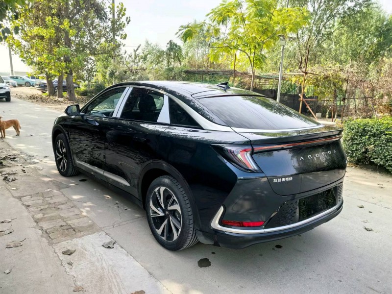 保定23年极狐汽车阿尔法8